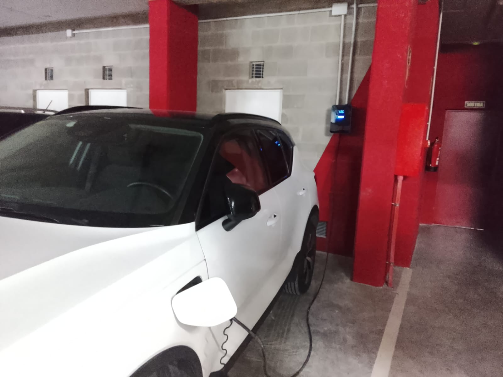 Instalación de cargador V2C en garaje comunitario en Bétera